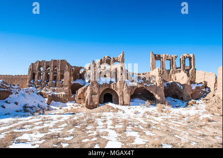 Chiudere la vista sul quasi distrutto casa nel deserto iraniano Foto Stock