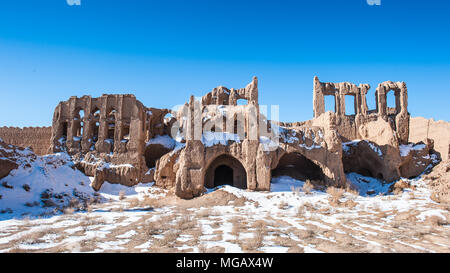 Chiudere la vista sul quasi distrutto casa nel deserto iraniano Foto Stock