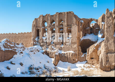 Chiudere la vista sul quasi distrutto casa nel deserto iraniano Foto Stock