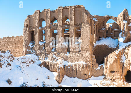 Chiudere la vista sul quasi distrutto casa nel deserto iraniano Foto Stock