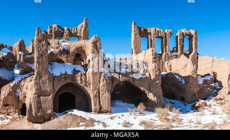 Chiudere la vista sul quasi distrutto casa nel deserto iraniano Foto Stock