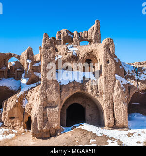 Chiudere la vista sul quasi distrutto casa nel deserto iraniano Foto Stock