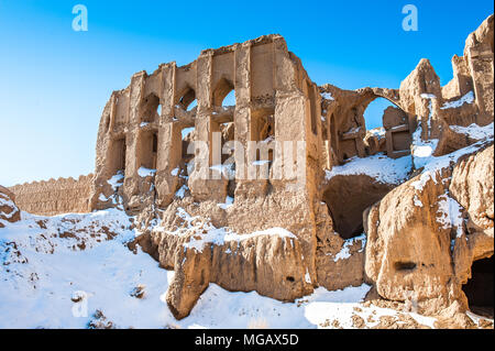 Chiudere la vista sul quasi distrutto casa nel deserto iraniano Foto Stock