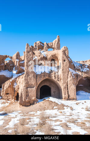 Chiudere la vista sul quasi distrutto casa nel deserto iraniano Foto Stock