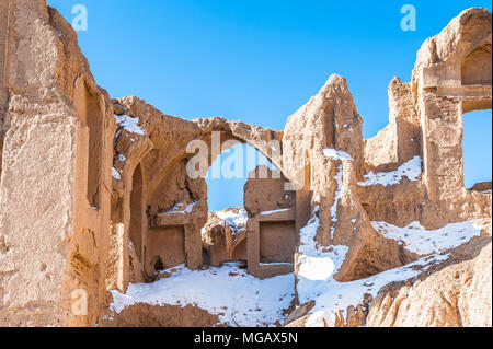 Chiudere la vista sul quasi distrutto casa nel deserto iraniano Foto Stock