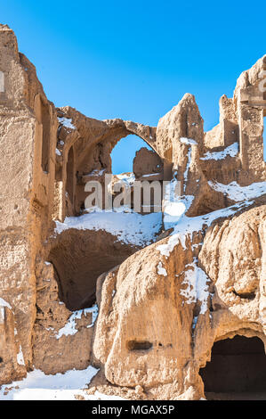 Chiudere la vista sul quasi distrutto casa nel deserto iraniano Foto Stock