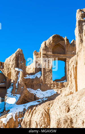 Chiudere la vista sul quasi distrutto casa nel deserto iraniano Foto Stock