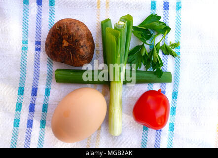 Tartufo bianco, uovo, scalogno, pomodoro sono su bianco vestire Foto Stock