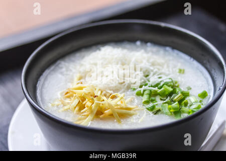 Thailandia porridge con lo zenzero sulla parte superiore. Foto Stock