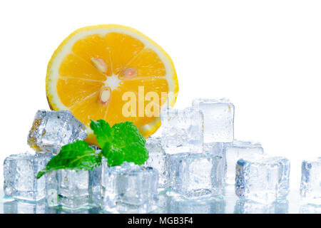 Fette di arancia fresca nel cubo di ghiaccio e foglia di menta isolato in uno sfondo bianco Foto Stock