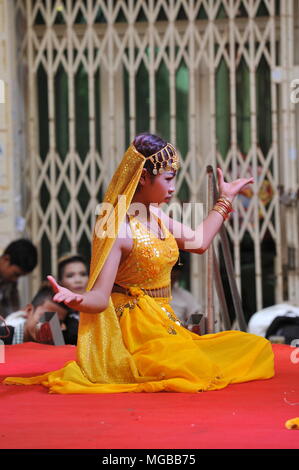 Cambogia Khmer festeggia il nuovo anno con Indian influenzato balli tradizionali, Steung significa Chey, Phnom Penh, Cambogia, Credito: Kraig Lieb Foto Stock