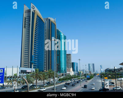 Questo aprile solo circa un milione di lavoratori stranieri che hanno lasciato in Arabia Saudita per il bene, il che spiega questo traffico leggero su King Fahad Road all'inizio del Foto Stock