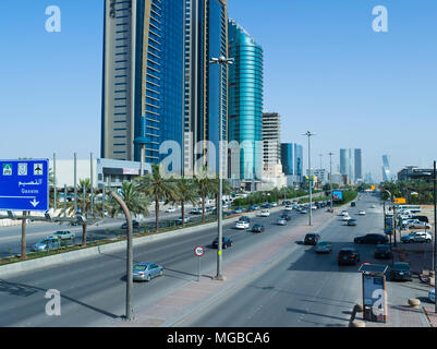 Questo aprile solo circa un milione di lavoratori stranieri che hanno lasciato in Arabia Saudita per il bene, il che spiega questo traffico leggero su King Fahad Road all'inizio del Foto Stock