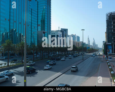 Questo aprile solo circa un milione di lavoratori stranieri che hanno lasciato in Arabia Saudita per il bene, il che spiega questo traffico leggero su King Fahad Road all'inizio del Foto Stock