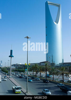 Questo aprile solo circa un milione di lavoratori stranieri che hanno lasciato in Arabia Saudita per il bene, il che spiega questo traffico leggero su King Fahad Road all'inizio del Foto Stock