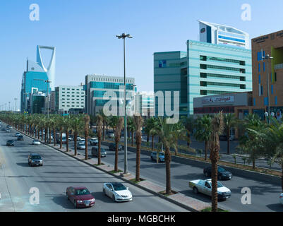 Questo aprile solo circa un milione di lavoratori stranieri che hanno lasciato in Arabia Saudita per il bene, il che spiega questo traffico leggero su King Fahad Road all'inizio del Foto Stock