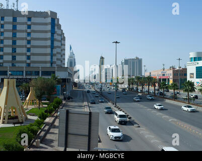 Questo aprile solo circa un milione di lavoratori stranieri che hanno lasciato in Arabia Saudita per il bene, il che spiega questo traffico leggero su King Fahad Road all'inizio del Foto Stock