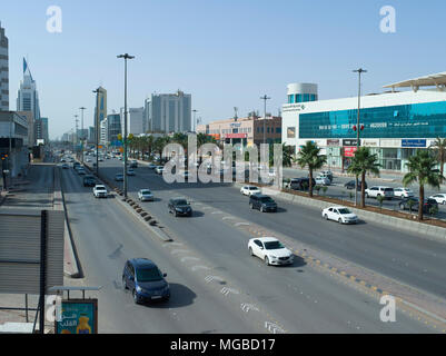 Questo aprile solo circa un milione di lavoratori stranieri che hanno lasciato in Arabia Saudita per il bene, il che spiega questo traffico leggero su King Fahad Road all'inizio del Foto Stock