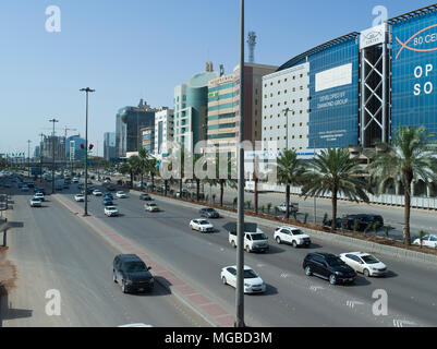 Questo aprile solo circa un milione di lavoratori stranieri che hanno lasciato in Arabia Saudita per il bene, il che spiega questo traffico leggero su King Fahad Road all'inizio del Foto Stock