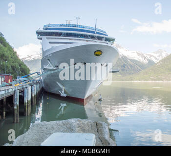 La vista ravvicinata della parte anteriore del Coral Princess dalla principessa Cruiselines su una crociera in Skagway, Alaska Foto Stock