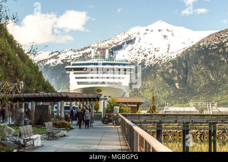 La gente lo scarico da Coral Princess, che è di proprietà e gestito da Princess Cruise Lines, dopo averlo tirato in al dock in Fairbanks Alaska. Foto Stock