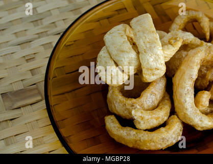 Cotenne di maiale o fritte di pelle di maiale Chiang Mai, Thailandia Foto Stock