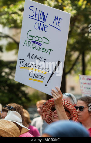 Una donna che tiene un cartello che diceva "come me un buon argomento contro i controlli in background' ad un anti-gun rally su Aprile 29, 2017 in Atlanta, GA. Foto Stock