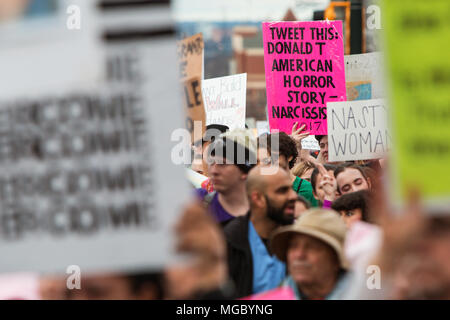 Un segno satirico che dice "Tweet questo: Donald T. American Horror Story' spicca a marzo per le donne il 21 gennaio 2016 ad Atlanta, GA. Foto Stock