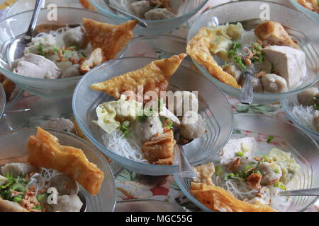 Polpette semplici indonesiane contenenti palle di carne, tofu farciti di carne, gnocchi, gnocchi fritti, spaghetti gialli e salsa Foto Stock