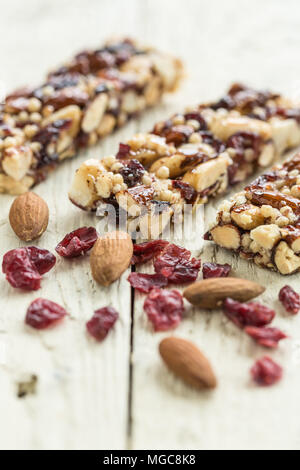 Barrette di cereali con dadi e cranberrys Foto Stock