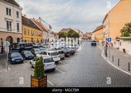 Budapest, Ungheria - 16 Settembre 2015: Street in Buda Hill accanto al castello di Buda a Budapest, Ungheria. Automobili parcheggiate, autobus e persone non identificate. Foto Stock