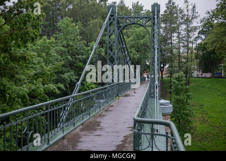 Makarov ponte pedonale in autunno tempo piovoso Foto Stock