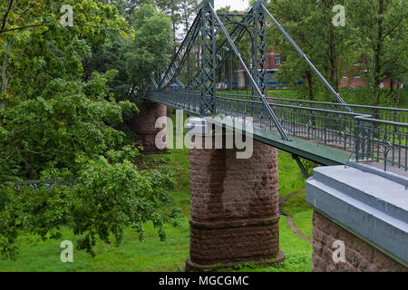 Makarov ponte pedonale in autunno tempo piovoso Foto Stock