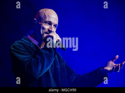 Tim Booth dalla banda James, suonare dal vivo presso il capannone di cervo Festival, Baldersby Park, vicino Topcliffe in North Yorkshire, 23 novembre 2014 Foto Stock