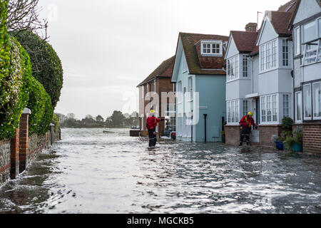 Alta Marea in Bosham nel Sussex, Inghilterra con ricerca e salvataggio case di controllo Foto Stock