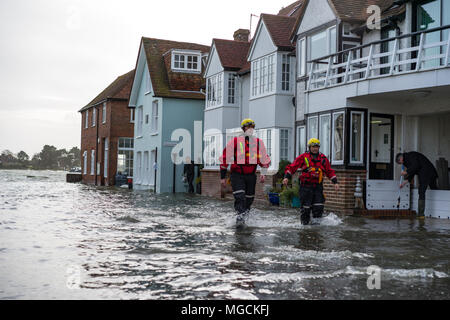 Alta Marea in Bosham nel Sussex, Inghilterra con ricerca e salvataggio case di controllo Foto Stock