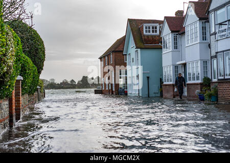 Alta Marea presso il piccolo villaggio di Bosham nel West Sussex in Inghilterra Foto Stock