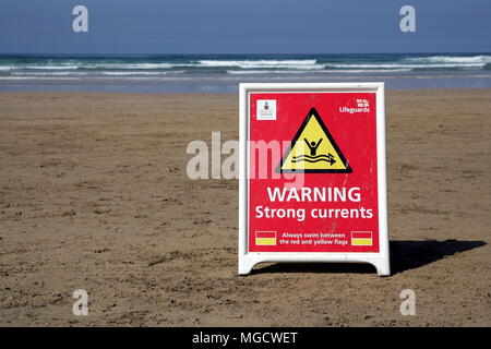 Perranporth, Cornwall, Regno Unito - 9 Aprile 2018: RNLI Lifeguard segno su una vasta spiaggia deserta, il pericolo di forti correnti. Foto Stock