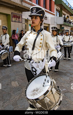 Cuenca, Ecuador, Jan 13, 2018: batteristi marciare in parata al festival Foto Stock