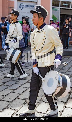 Cuenca, Ecuador, Jan 13, 2018: batteristi marciare in parata al festival Foto Stock