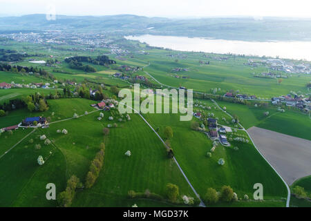 Swiss Midlands con il lago di Sempach e paesaggio collinare nella Svizzera centrale Foto Stock