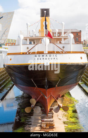 Belfast/N. Irlanda - 31 Maggio 2015: nel bacino di carenaggio, su cui si sta lavorando è il nomade, basato a Cherbourg, Francia. Qui in una giornata di sole a Belfast. Foto Stock