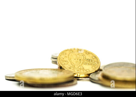 Pila di monete, peso messicano di denaro solido su sfondo bianco. Foto Stock