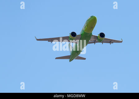 Novosibirsk, Russia - 27 Aprile 2018: Airbus A320-271N VQ-BCH S7 Airlines dopo il decollo da Tolmachevo Aeroporto Internazionale. Foto Stock