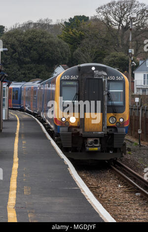 Un treno elettrico o unità multiple tirando nella piattaforma a Lymington pier la New Forest Hampshire. La linea di derivazione da brockenhurst new forest. Foto Stock