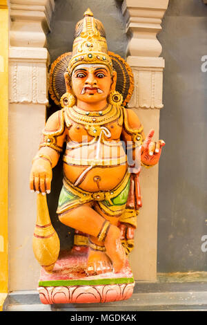 Close-up di dettagli colorati di colore giallo, arancio, rosso, verde, blu statua tempio indiano, Puduchery, Tamil Nadu, India Foto Stock