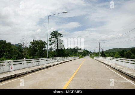 Bridge Road crossover fiume Ping vicino Bhumibol Dam e sfioratori precedentemente noto come la Diga Yanhee in Tak, Thailandia Foto Stock