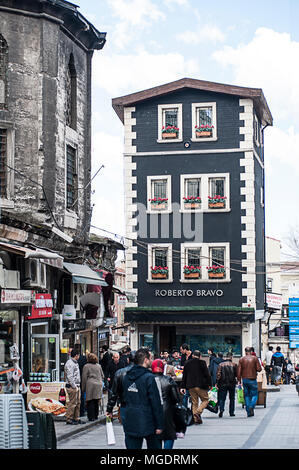 ISTANBUL, Turchia - 10 Aprile 2015: il Grand Bazaar (Kapalicarsi in turco) aria aperta street a piedi mercato. Foto Stock