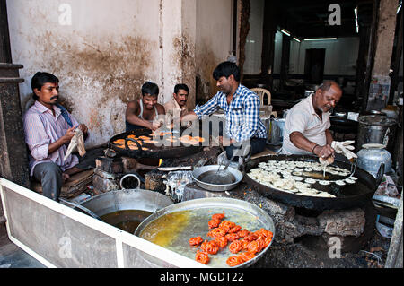 Aurangabad, INDIA-Dec, 30 2016: facendo le persone o la frittura Jalebi, il popolare dolce indiano deserto. Jalebi è molto popolare di piatto indiano mangiato da solo o w Foto Stock