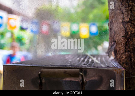 Foto ad alta velocità di acqua sprigionato dal palloncino che posto sul grill caldo . Un esperimento che prove quale sarebbe la reazione del palloncino wit Foto Stock